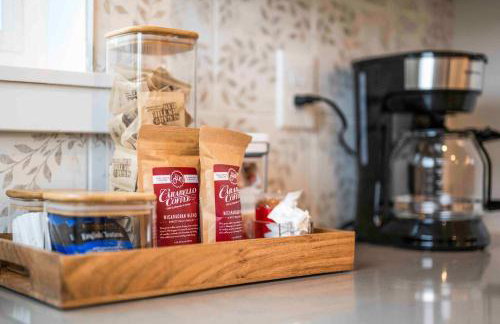 3-story home for 12 Near Ark with Hot Tub & Parking! - Foto 6