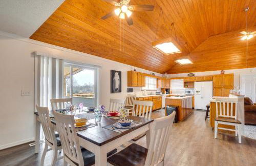 Deer Lake Lodge on 700 Wooded Acres in Dayton! - Foto 8