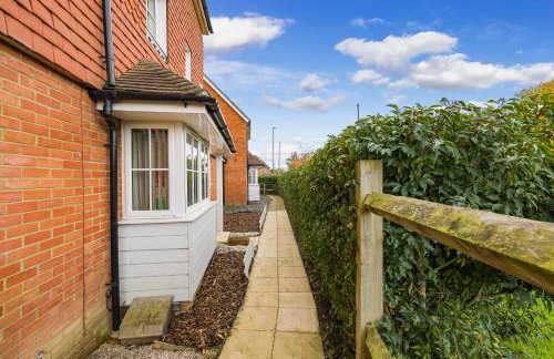 Casa Lana - Spacious and Stylish 4-Bed Home Near Gatwick with Free Parking - Foto 40