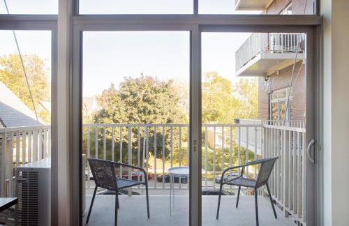 East Side Luxury 1BR Apt - Near Brady and Fiserv with Balcony - Foto 2