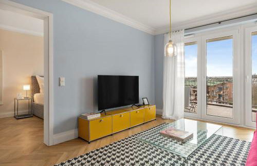 CLS Zentrale City-Wohnung in Hamburg mit E-Laden und Tiefgarage, Klimaanlage, gratis WLAN, Smart TV, großer Balkon, Nespresso Maschine inklusive Kapseln, Blick über Hamburg, Parkplatz, Cafe im Haus, Bushaltestelle direkt gegenüber, Flex Check In - Foto 1