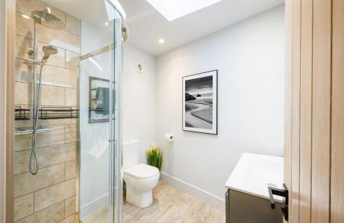 A stunning 3 bed Apartment - Photo 9