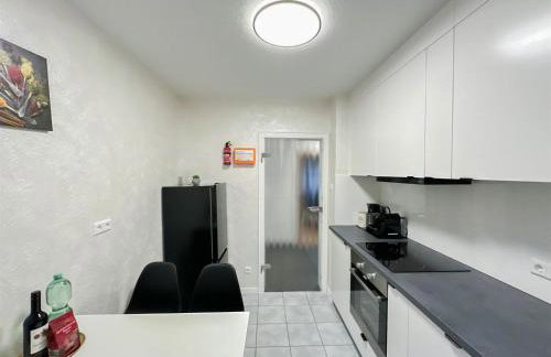 ALFA Apartment Stuttgart Mitte 2 Zimmer City-Lage Berliner Platz Balkon Netflix Küche WM l 2BR 5 Beds 6 People l Fully equipped Kitchen & Bathroom - Photo 25