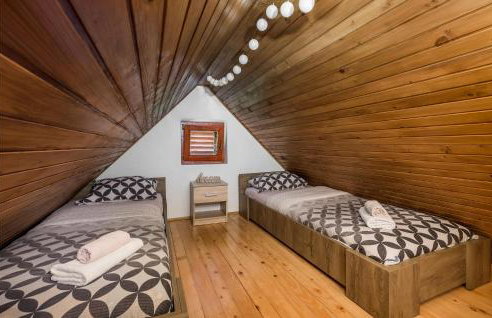 Awesome Home In Stari Laz With Kitchen - Foto 31