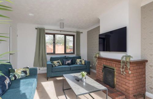 Large 5BR Home - Ideal for Contractors - Parking Available - Photo 5