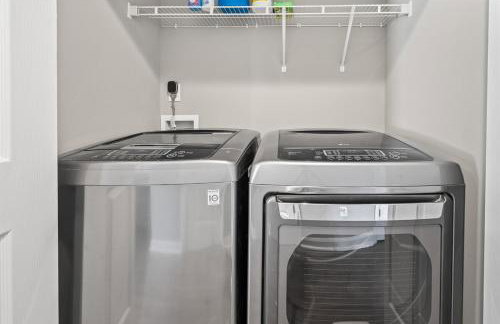 2BR Home with Fenced Backyard, Minutes to Uptown - Foto 25