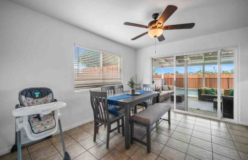 Family Retreat w/ Theater, Pool & Outdoor Dining - Foto 28