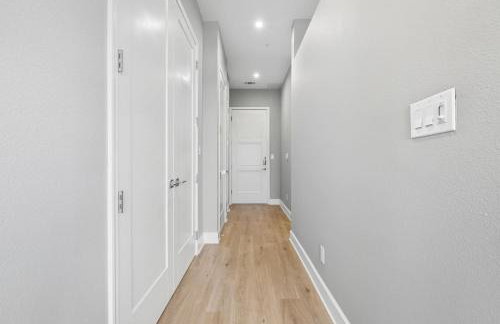 Skyline VIEWS, 5 mins to Downtown, Free Parking - Photo 13