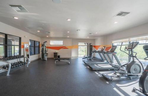 Trendy 2BD Gym Pool Parking WD Sleeps 8 - Foto 3