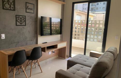 Apto com varanda e ótima localização - Foto 4
