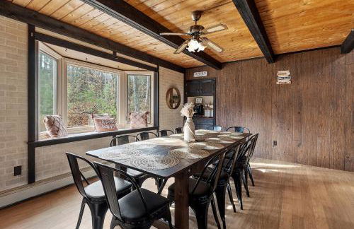 NEW! Woodland Retreat - Hot tub Game Room Firepit - Foto 7