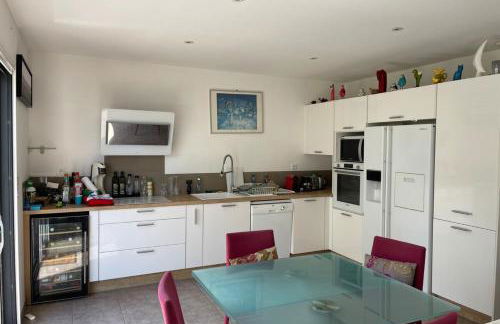 Agréable et lumineuse maison t4 air conditionné piscine jacuzzi parking - Foto 35