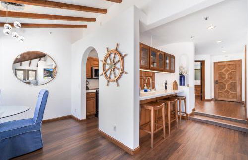 10-Star Property! Premium Ocean Views, Immaculate Corner Condo with Fireplace, New Golf Cart - Foto 13