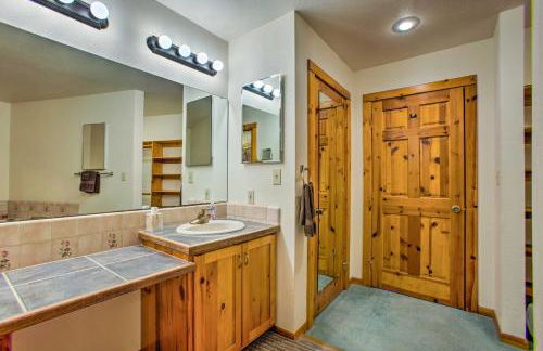 Riverfront Manton Cabin with Pool Table and Fire Pit! - Foto 19