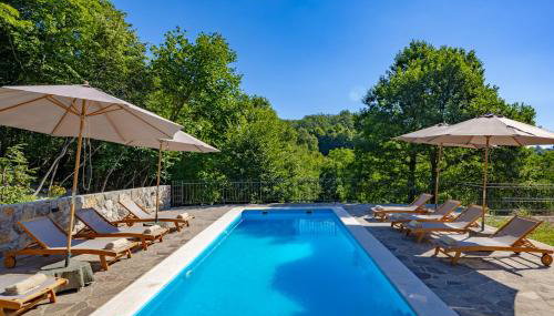 Familija Lovrinovi Retreat with Shared Pool - Photo 4