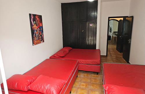 Casa Maravilhosa, Pé na Areia com Piscina, Área Gourmet com Churrasqueira em Deck Coberto Frente a Piscina, Mesa de Bilhar, 4 Quartos Confortáveis, Sendo 2 Suítes, Cozinha Americana e Sala de Jantar, Ampla Garagem para 6 Carros - Mercado na rua da Casa - Photo 28