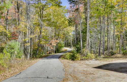 Wooded Retreat with Pet-Friendly Yard in Standish - Foto 25