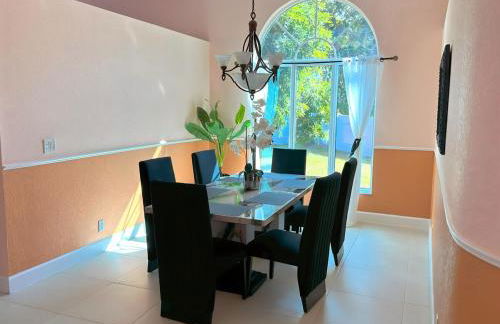 Luxurious 4-Bedroom House with Pool - Foto 36