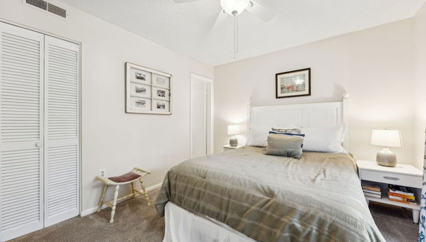 Newly Renovated Condo with Easy Access to Pool and Tennis Courts by RedAwning - Foto 2, Habitación