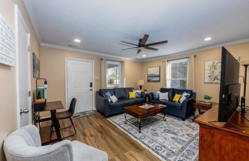 3-Bedroom Home with King Bed, Smart TVs & Fenced Yard - Foto 15