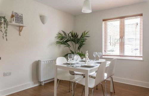 Bright 2BR Apartment - 2 Free Parking Spaces - Near LGW Airport - Foto 6