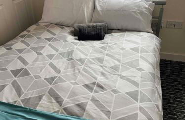 Serene 3-Bed Apartment - Park Views & Walking Distance to Royal Stoke Hospital - Foto 1