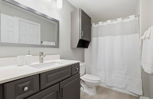 Chic 2BR Boho-Chic Retreat Garage, Pool, Gym - Photo 9