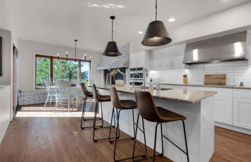 Expansive Monument Home Hot Tub and Mountain Views! - Foto 3