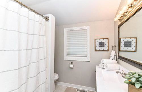 Cheerful 2-Bedroom Cottage in Downtown Noblesville - Foto 9