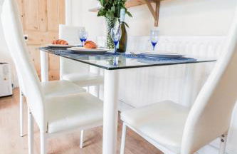 Spacious 4-Bed Home, Perfect Stay with Free WiFi - Foto 22