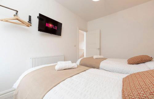 Sleeps 6. Free Wifi. Free Parking central location. - Photo 43