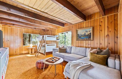 Pet & Kid Friendly Cozy Cabin, BBQ, Firepit, Outdoor Dining, Forest Views - Photo 23