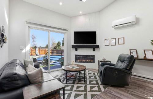 Angie Oasis Yard, Loft & Stocked Kitchen - Photo 2