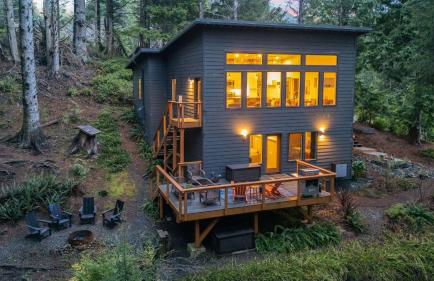 Peaceful Treehouse-Style Stay with Sauna Fire Pit Forest Views Near the Coast The Treehouse by AvantStay - Foto 1