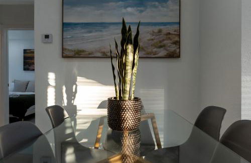 Yellow Door Oasis airport, cruise port and beach close-by - Foto 16