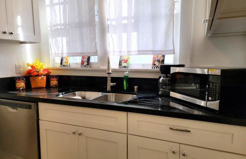 Spacious 5BR Private Home 5 minutes to Rodeo Drive with Hot Tub Spacious Backyard Parking - Foto 6