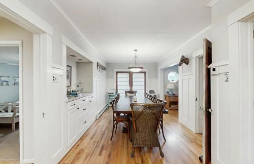 Steps to Crystal Lake! Group Getaway with Hot Tub - Foto 6