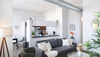 2BR Central KC Stay - Pet Friendly Rooftop & Gym - Photo 2