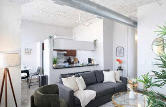 2BR Central KC Stay - Pet Friendly Rooftop & Gym - Photo 2