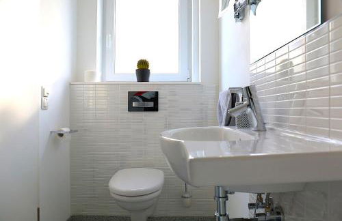 Modernes Stadthaus 100qm Parkplatz Bad&Dusche Küche - Foto 12