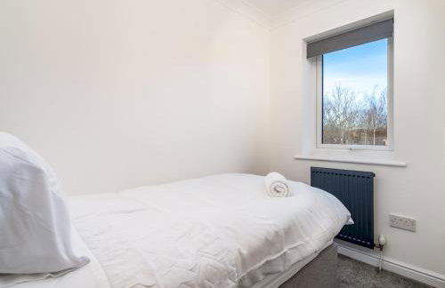 Pass the Keys Stylish 4 Bedroom Home with Parking in Borehamwood - Foto 16