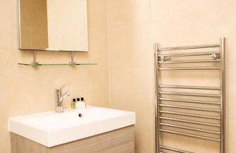 Apt 3, Trafalgar Sq Duplex, 3rd & 4th floor by Indigo Flats - Photo 15