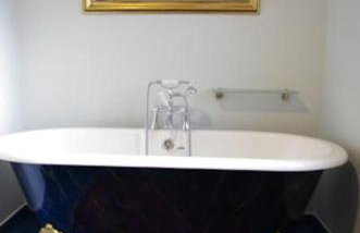 Off grid chalet . HOT TUB & SAUNA. Kid friendly. - Photo 9