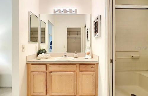 Cozy home, Right Next Door to Lake Sumter Square! - Foto 8