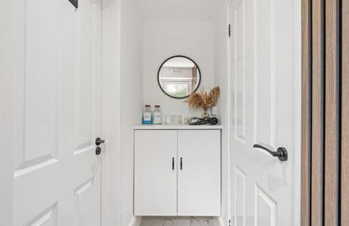 Free Parking ,Modern 4 bedrooms 10min from Birmingham city centre ideal for contractors ,Groups and Families - Photo 12