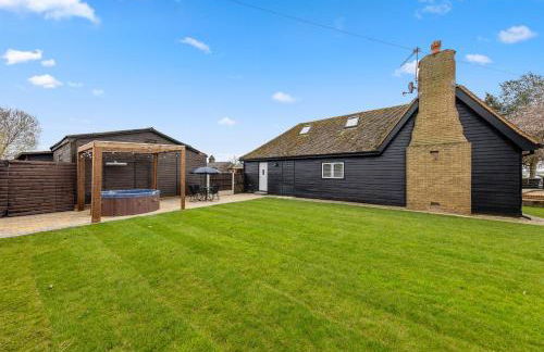 Charming cottage with hot tub & private garden - Photo 25