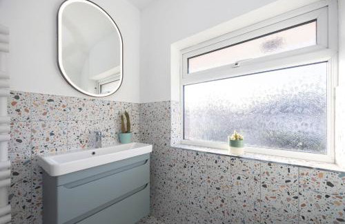 Charming 3 Bed Home in Churchdown with Hot Tub - Foto 20