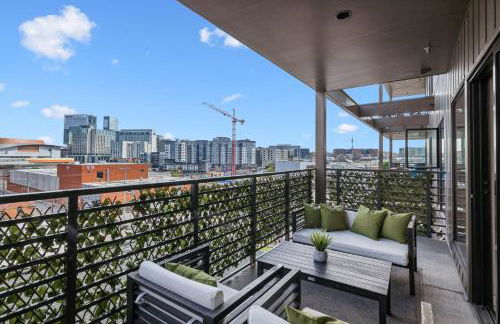 Skyline Nights in Downtown Nashville Walk to Broadway with Pool and Gym - Foto 43