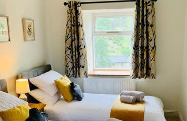 The Beautiful Bobbin - Premium Cottage with views, local walks, wood burner & pubs - Photo 14