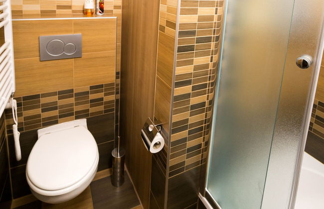 School Apartment by metro stop Vyšehrad - Foto 14